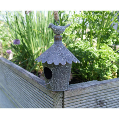 Vårt kärleksfullt utformade fågelhus i metall hängs upp med ett 15 cm långt rep, vilket skyddar mot objudna gäster och frammanar en romantisk atmosfär i din trädgård eller i ditt hem. Hålet på 3 cm är idealiskt för småfåglar.  Det lite rostiga utseendet med vita accenter av metallen uppnåddes genom en speciell tillverkningsprocess.  Mått: H 18cm x B 11cm x D 11cm  Material: Metall