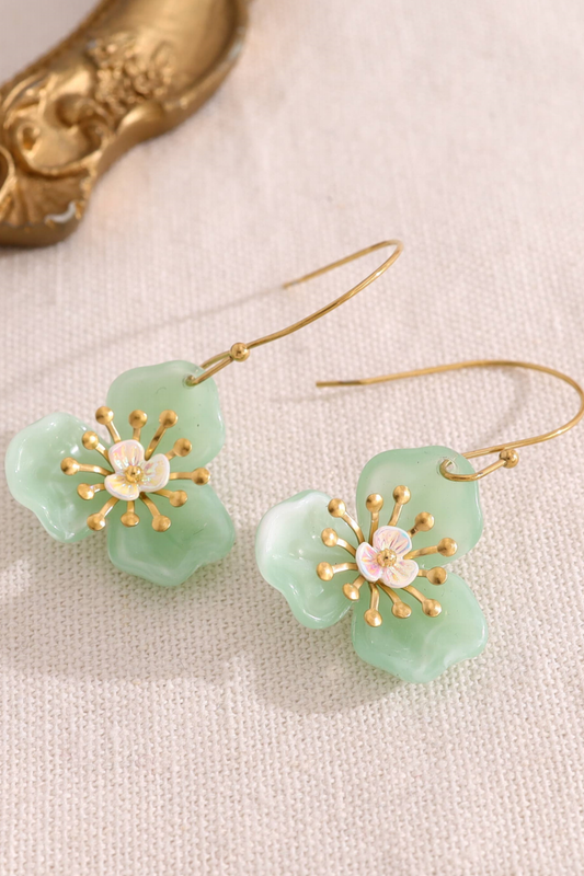 Örhängen med krok och grön blomma