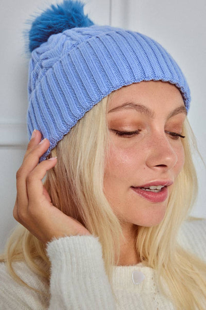 Flätad mössa med tofs: Blå - 30% Ull