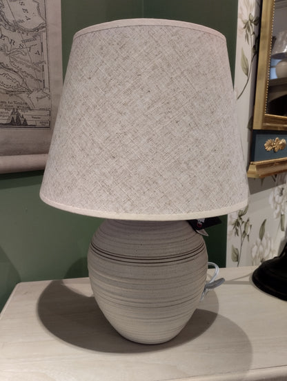 Fin lampa som passar utmärkt till alla inredningsstilar. Skärm ingår.  Material: Linne/Keramik  Produktmått: 33 x 33 x 46 cm  Skärm: 33 x 22 cm  Höjd hela lampan: 46 cm