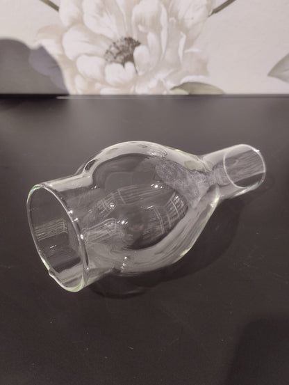 Brännarerör / Glasrör i härdat glas. För fotogenlampor där brännarröret har ett fäste på Ø 5,3 cm. Den bredaste delen på glaset är Ø 7,5 cm. Brännareröret är tillverkat av 50-60% återvunnet glas.  Material: Glas