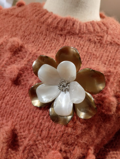 Vit och brun blomsterbrosch i harts med strass