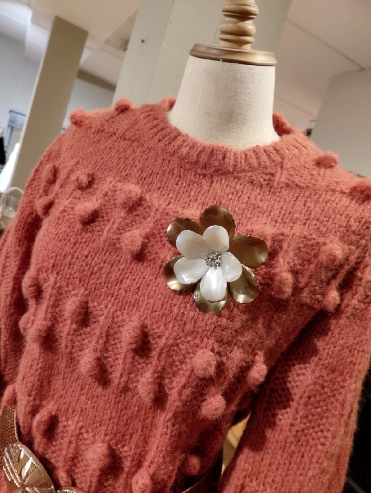 Vit och brun blomsterbrosch i harts med strass