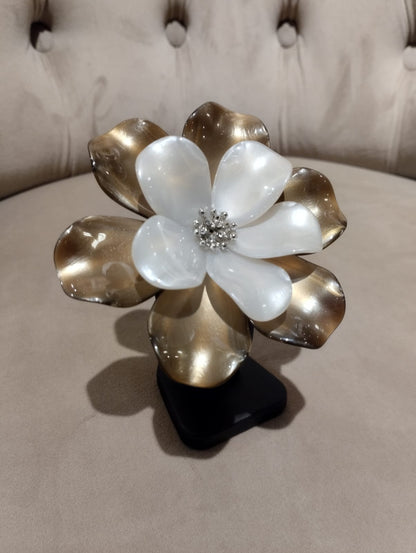 Vit och brun blomsterbrosch i harts med strass