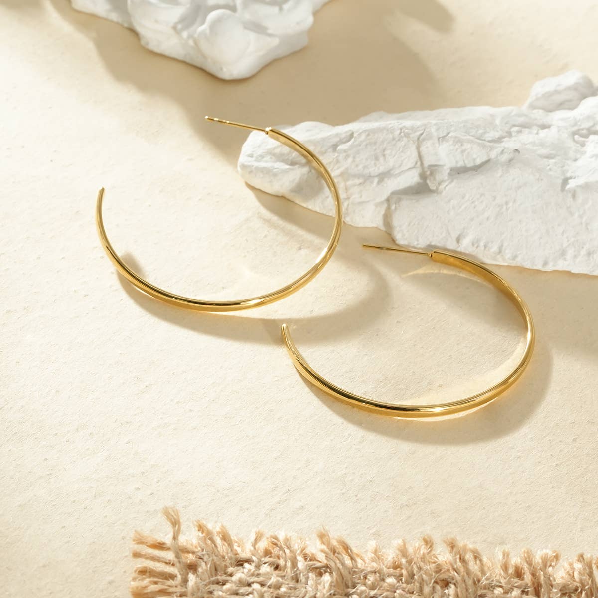 Öppna runda creoler i guld