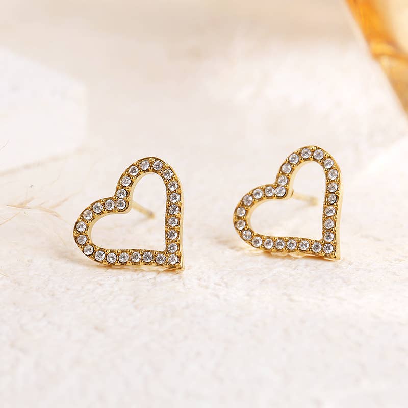 Guldörhängen med hjärtformade utskärningar och strass