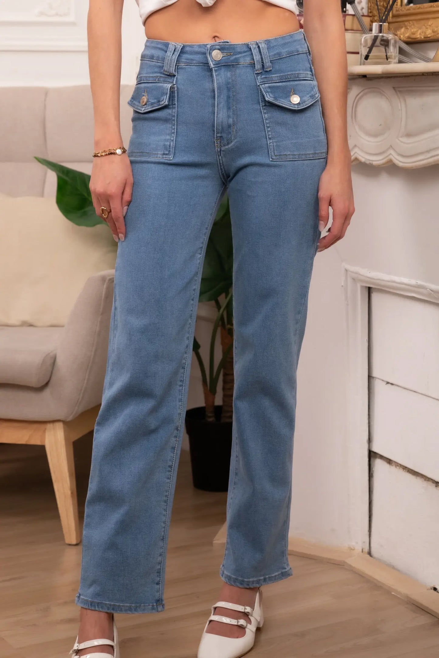 Rak jeans med knappficka: Ljusblå