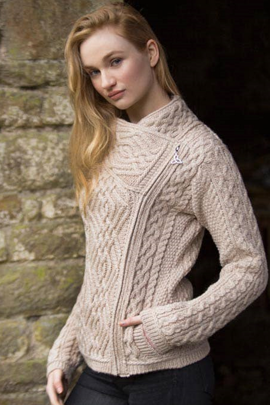 Kofta i kabelstickning 100 % merinoull : Palsternacka