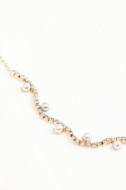 Guldkedjehalsband med vita pärlor och strass