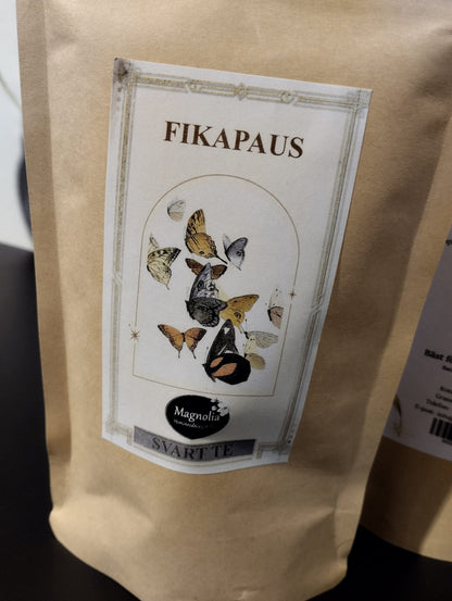 Påse med 100 g svart te med den ljuvliga smaken av "Fikapaus". En trevlig och väldoftande present eller för den mysiga eftermiddag hemma.  Tillredning: 1tsk per kopp, 100 Grad vatten, Låt dra i 3-4 minuter