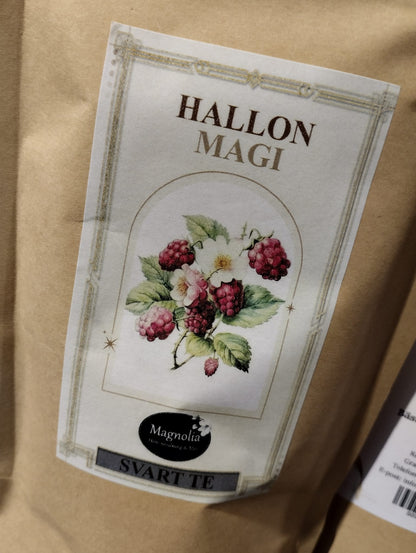 Påse med 100 g svart te med den ljuvliga smaken av "Hallon Magi". En trevlig och väldoftande present eller för den mysiga eftermiddag hemma.  Tillredning: 1tsk per kopp, 100 Grad vatten, Låt dra i 3-4 minuter