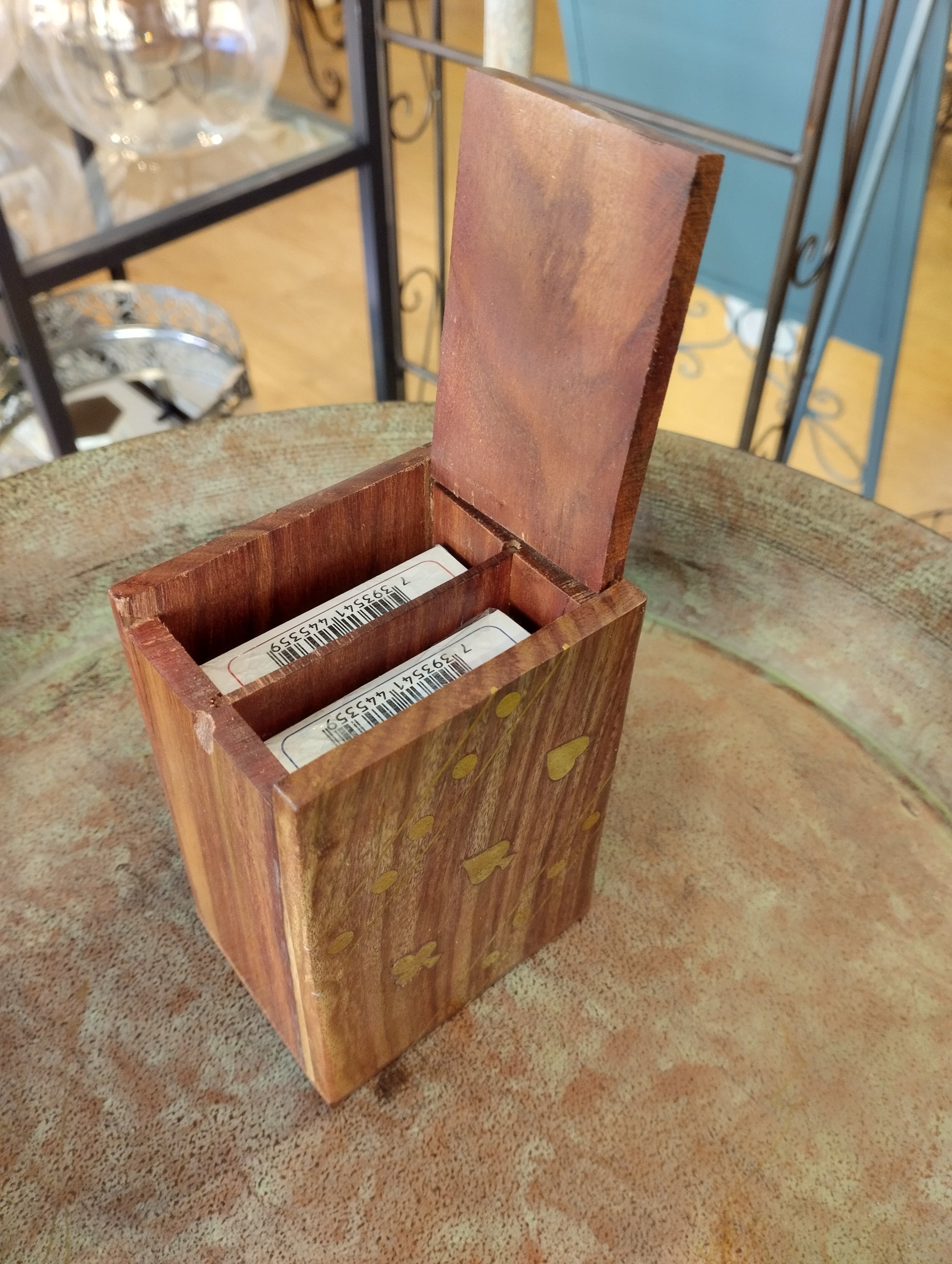 Fin träask som innehåller 2 styck kortspel  Material: Trä  Mått Träask: 6,5x8x11 cm  2 x Kortspel med 54 Spelkort