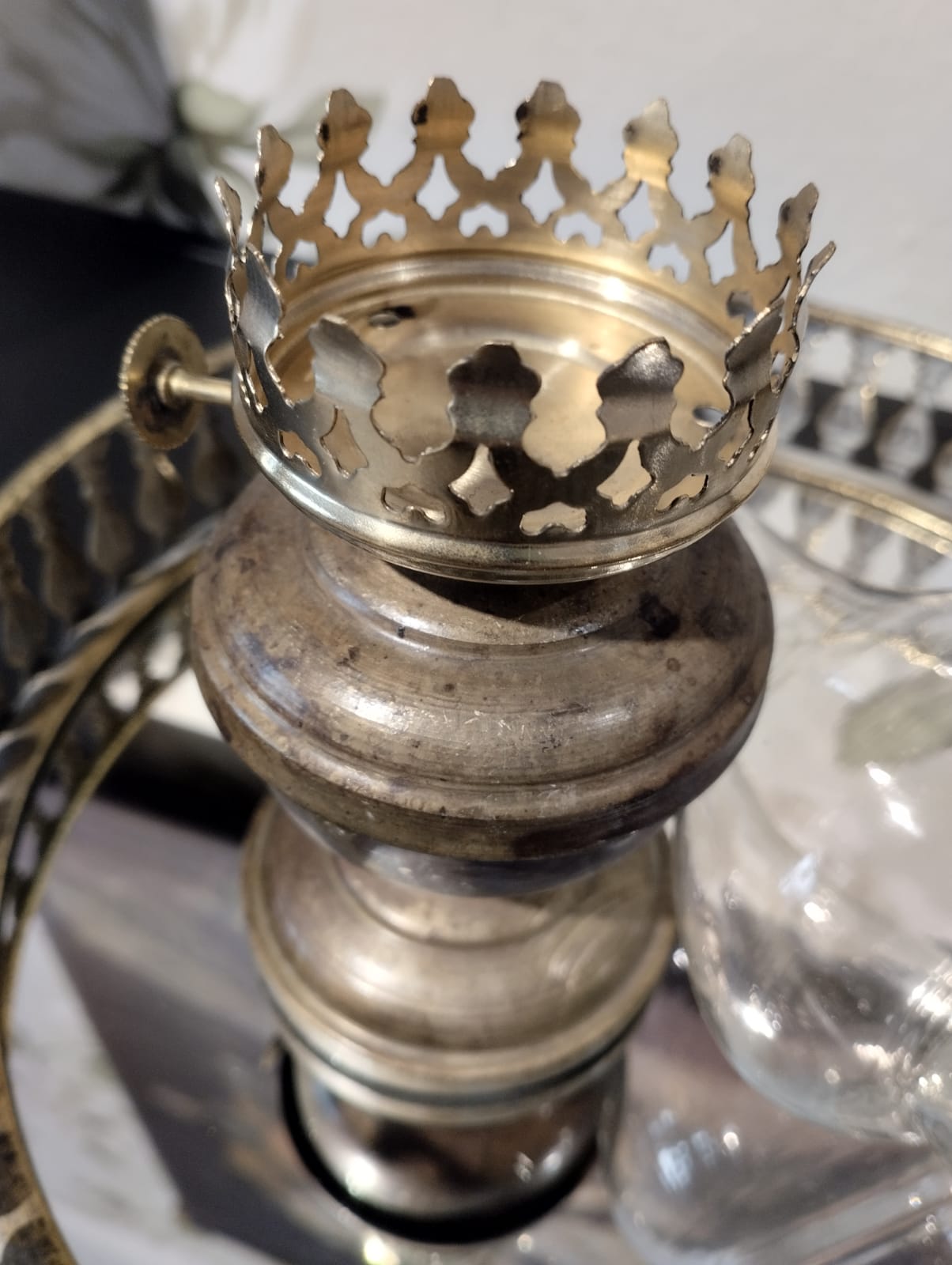 Lampa för värmeljus: Värmeljuslykta med utseendet av en gammal fotogenlampa med fot i antikmässing och glaskupa som skyddar lågan.  Till Värmeljus. Ingår ej.  Mått: H 27cm   B 10cm  Material: Emalj, Metall & Glas
