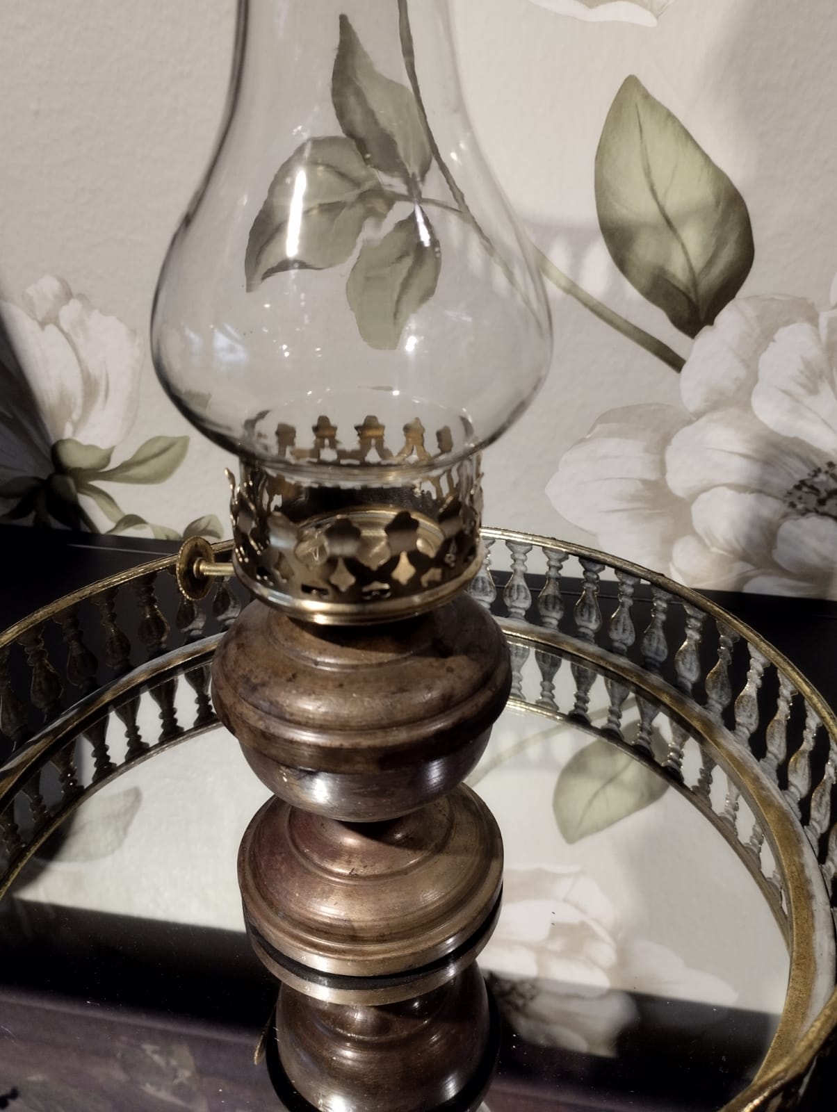 Lampa för värmeljus: Värmeljuslykta med utseendet av en gammal fotogenlampa med fot i antikmässing och glaskupa som skyddar lågan.  Till Värmeljus. Ingår ej.  Mått: H 27cm   B 10cm  Material: Emalj, Metall & Glas