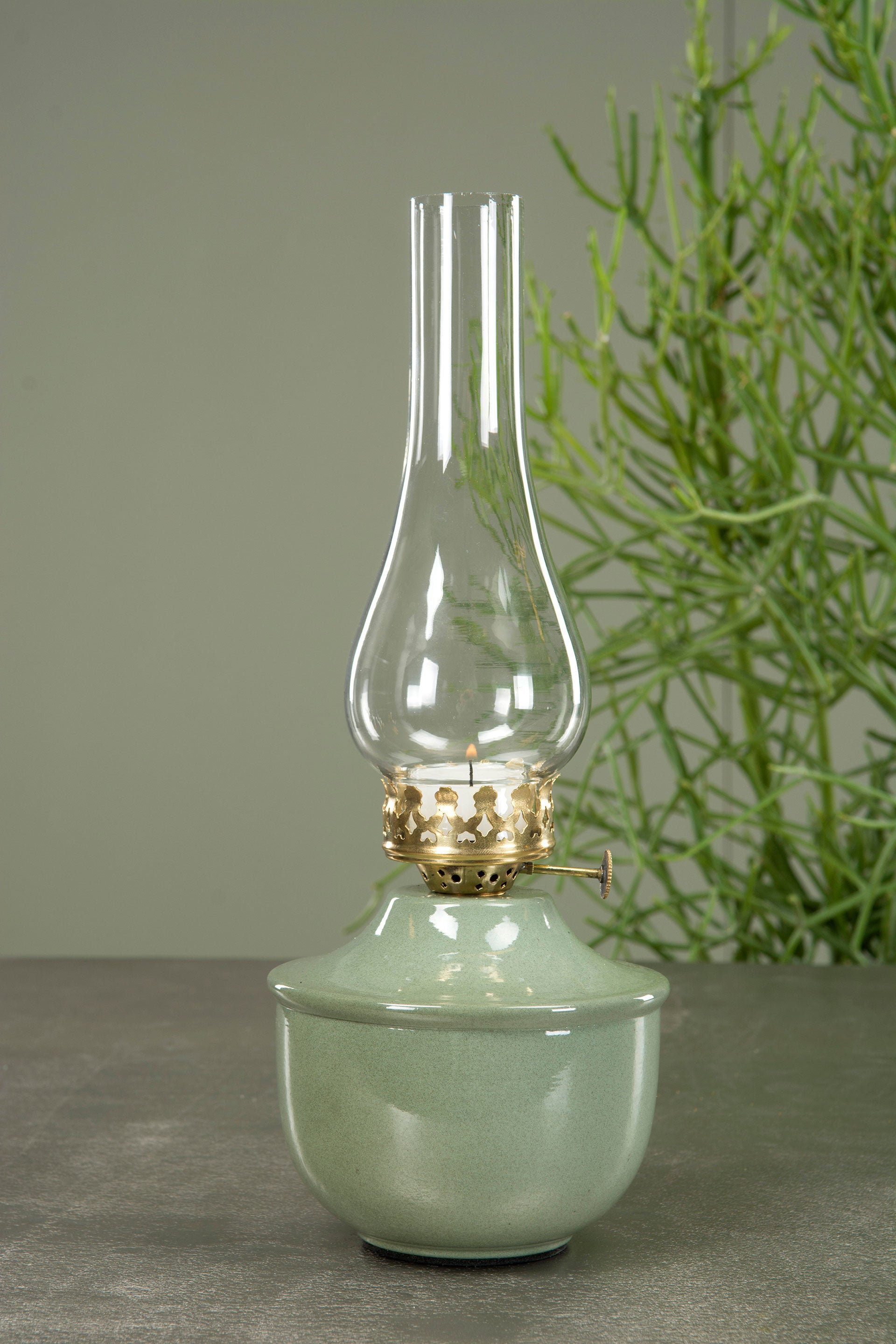 Hög och vacker lampa i en gammaldags stil.  Till värmeljus. Ingår ej.  Mått: Ø13x34cm  Material: Emalj, Metall & Glas  Färg: Emalj Grön