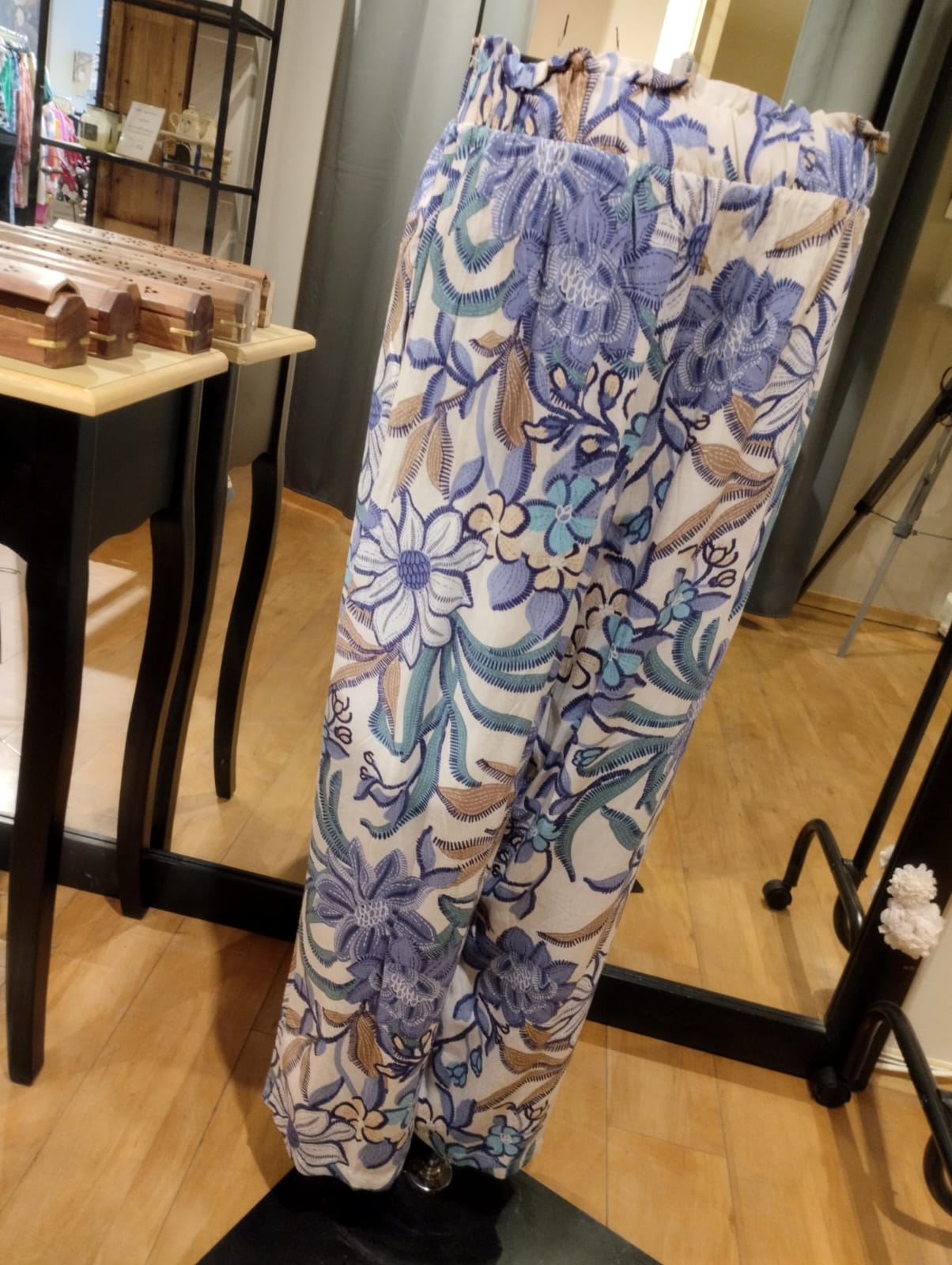 Blå blommiga byxor med fickor - M/L - 952-7