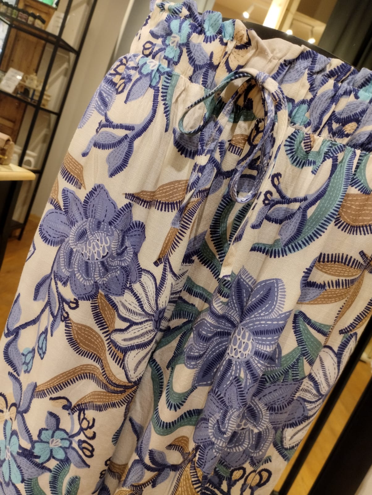 Blå blommiga byxor med fickor - M/L - 952-7
