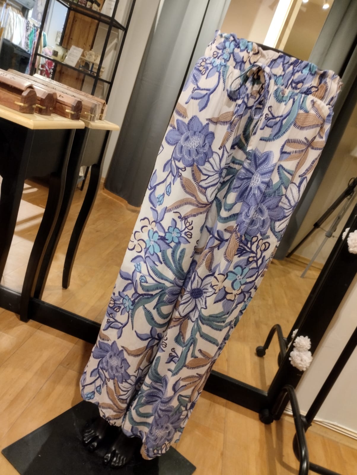Blå blommiga byxor med fickor - M/L - 952-7