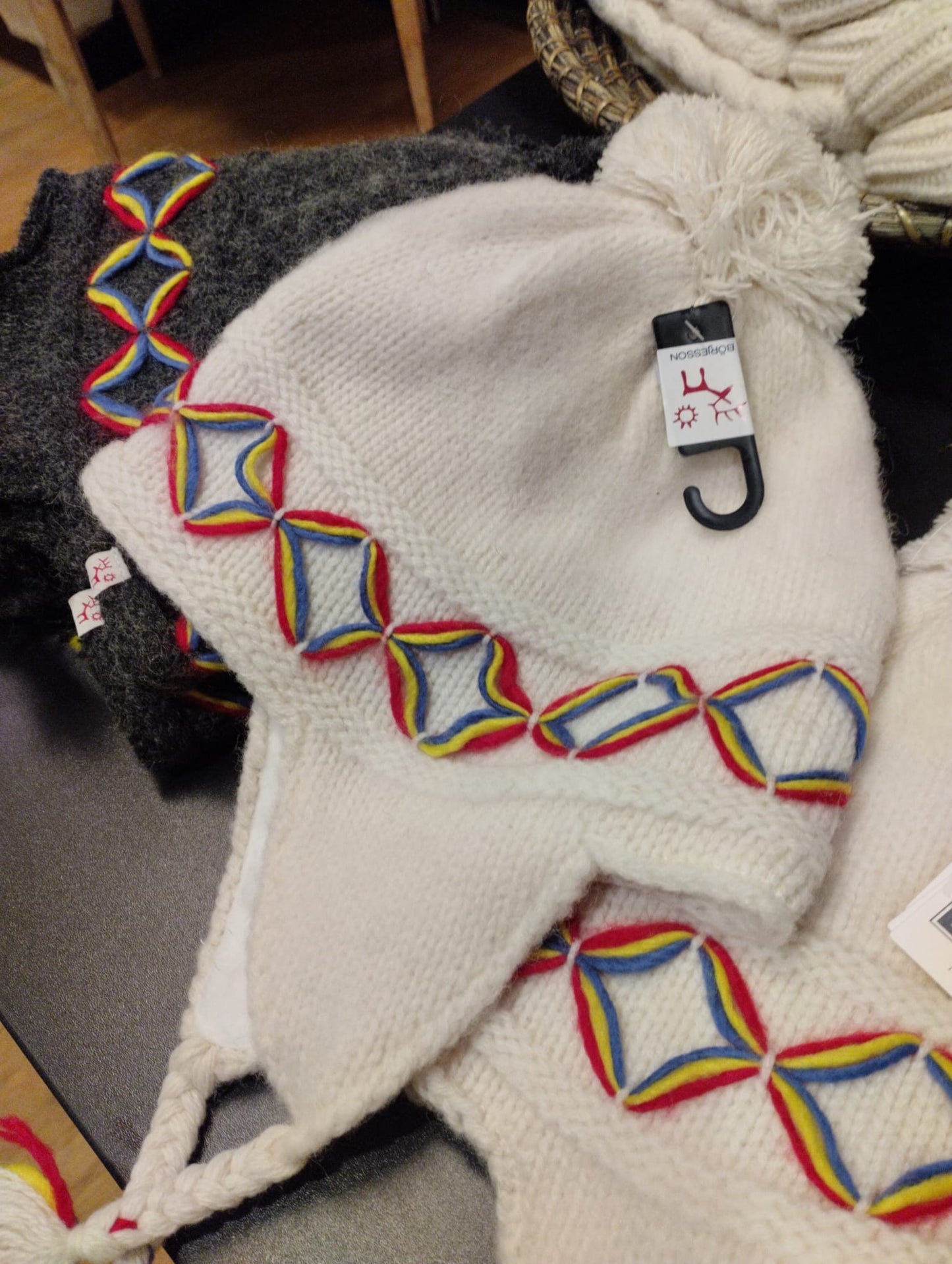 Pajala Stickad mössa: Vit / M