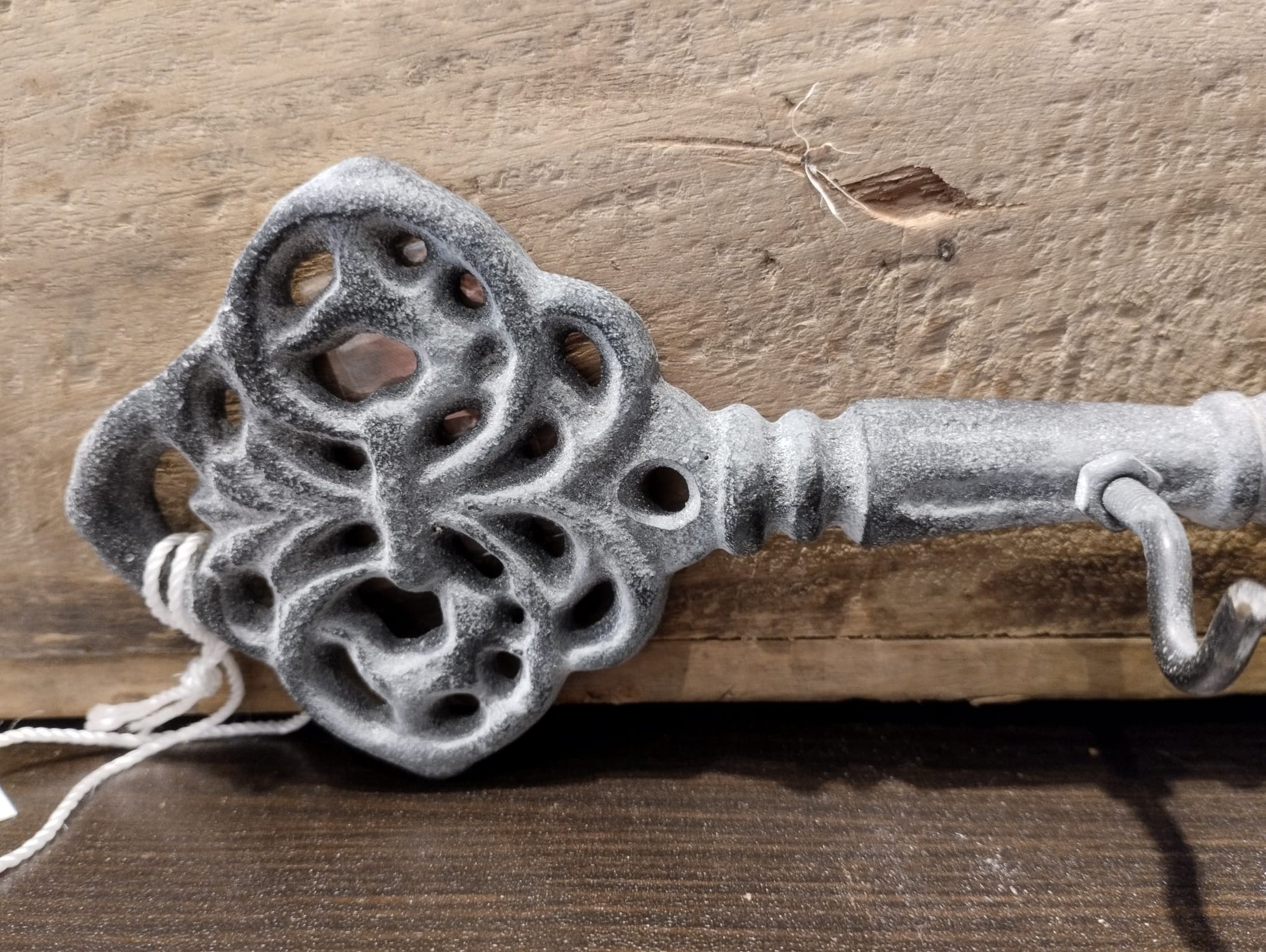Hängare i form av en nyckel & 3 stycken krokar till upphängning.  Material: Järn  Mått: H6,5/L19/B3,5 cm  Färg: antik grå  Obs. Skruva ingår ej.