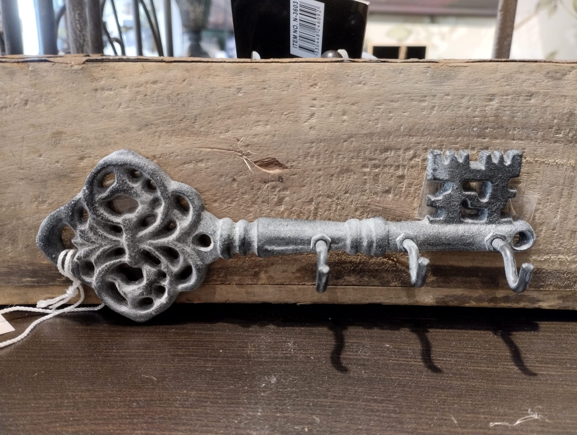 Hängare i form av en nyckel & 3 stycken krokar till upphängning.  Material: Järn  Mått: H6,5/L19/B3,5 cm  Färg: antik grå  Obs. Skruva ingår ej.