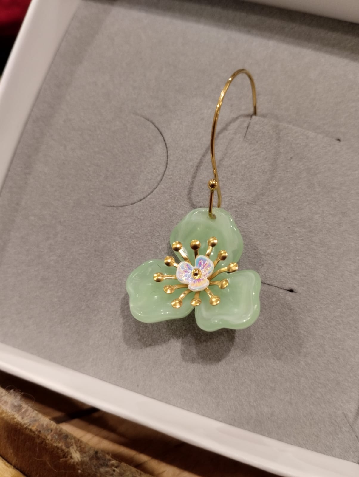 Örhängen med krok och grön blomma