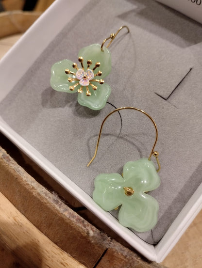 Örhängen med krok och grön blomma