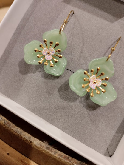 Örhängen med krok och grön blomma