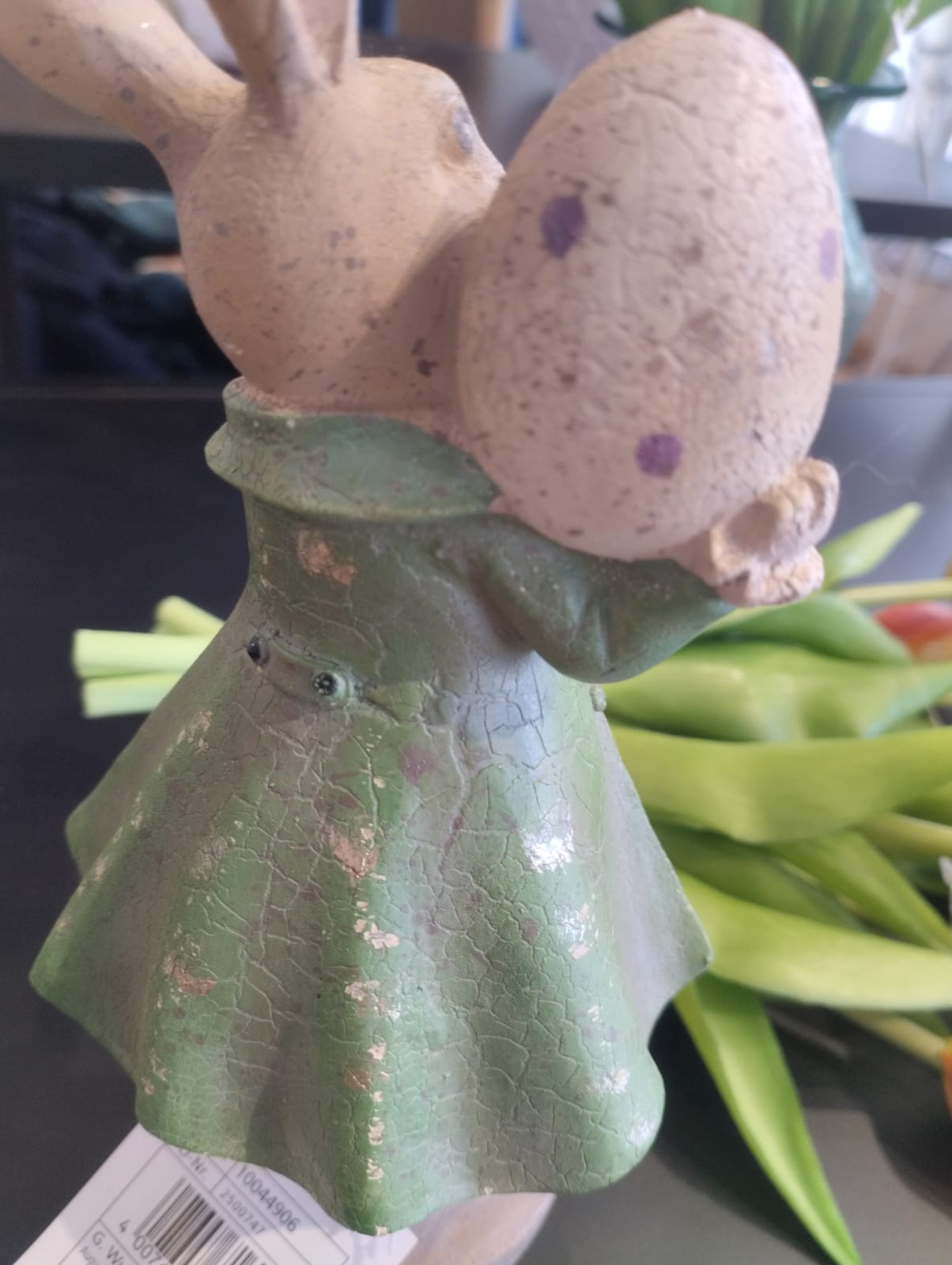 Påskhare med ett dekorativt ägg - H 20cm