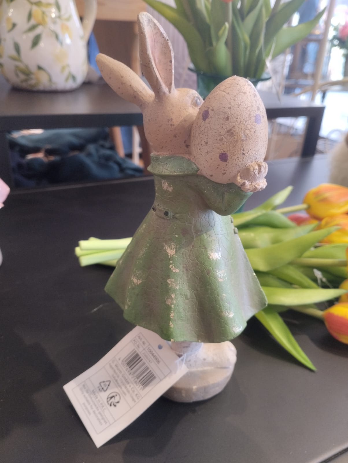 Påskhare med ett dekorativt ägg - H 20cm