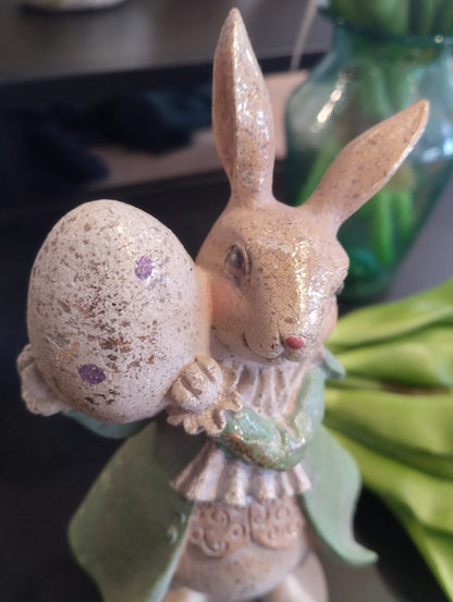 Påskhare med ett dekorativt ägg - H 20cm