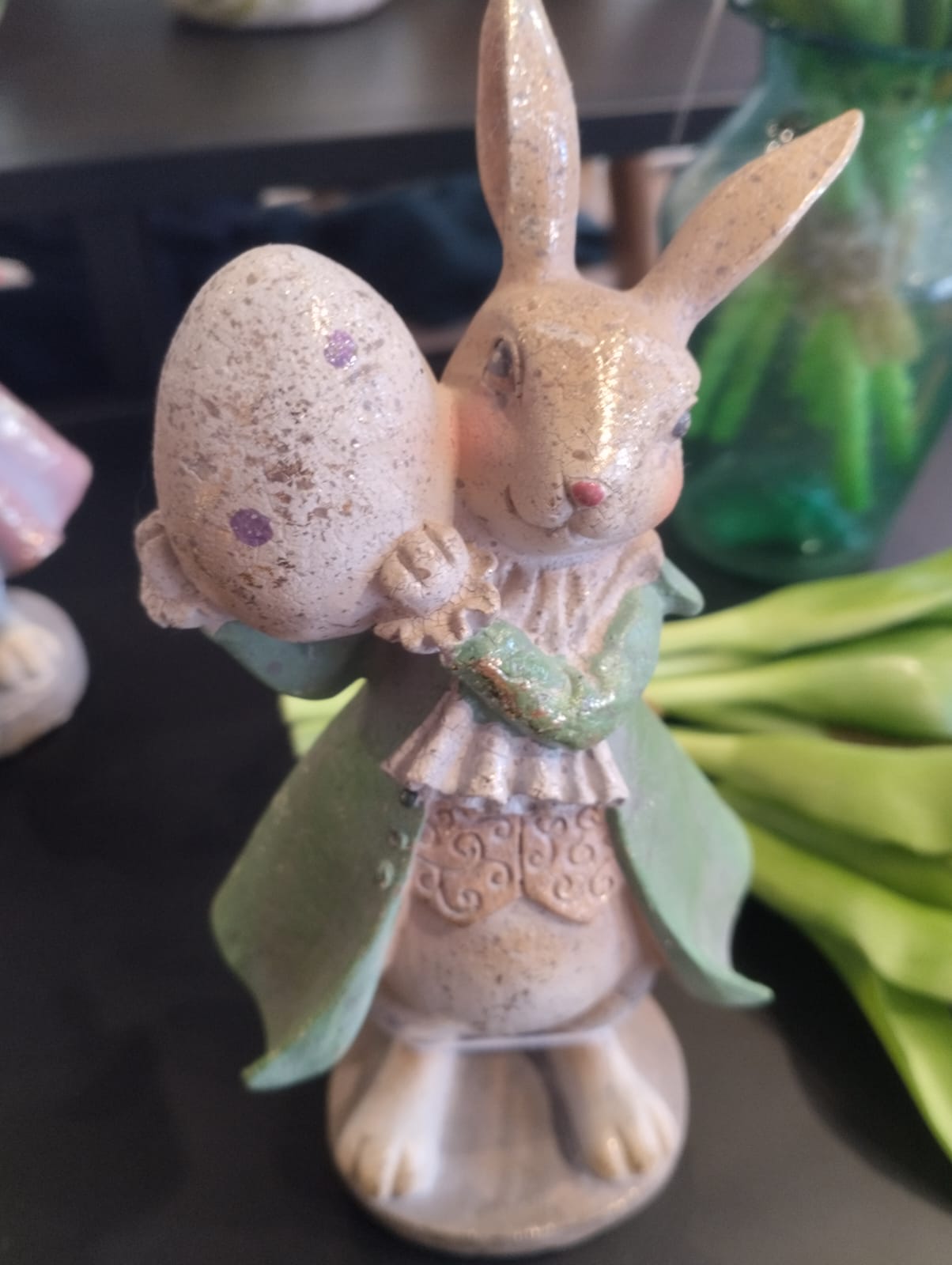 Påskhare med ett dekorativt ägg - H 20cm