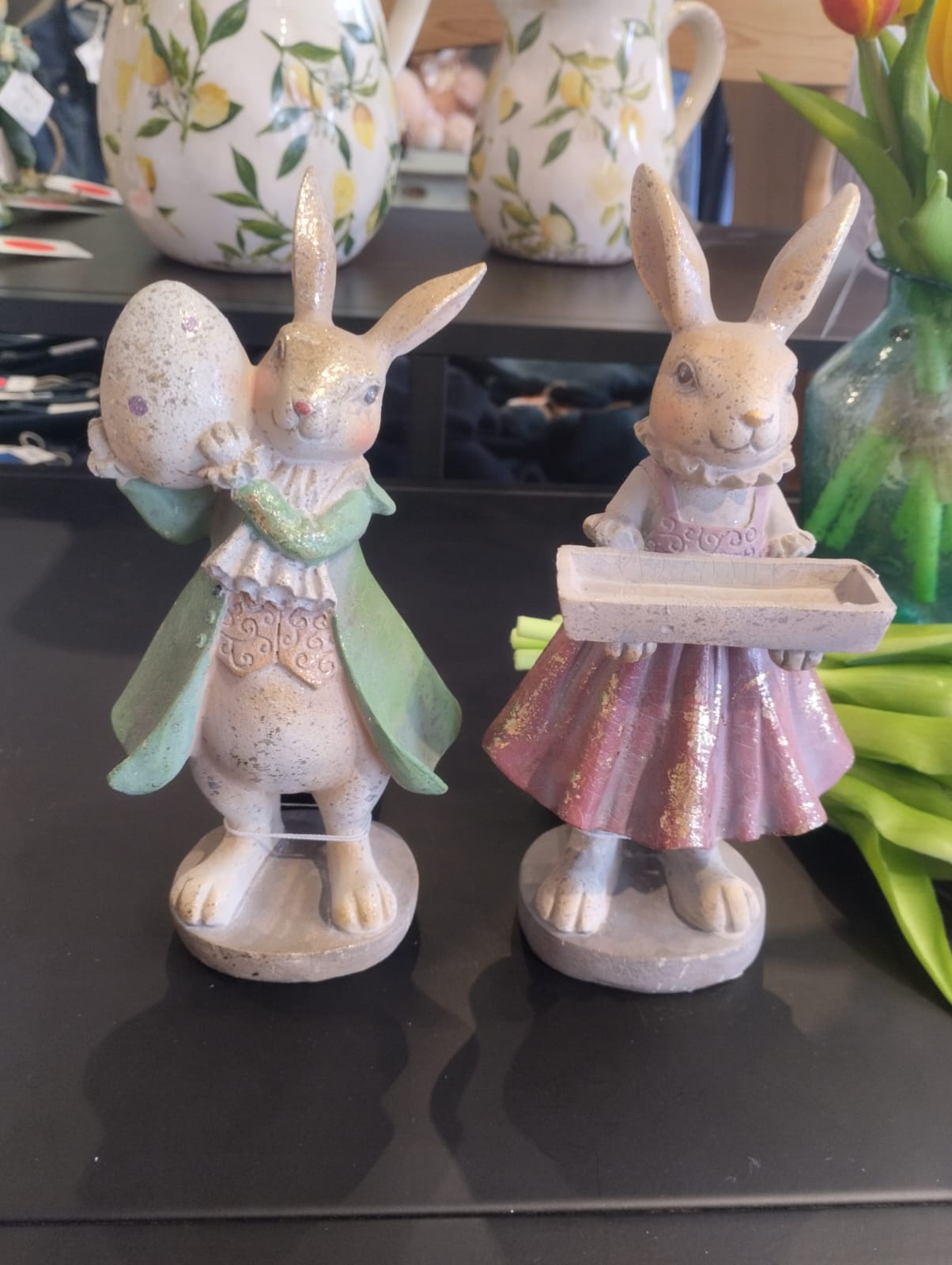 Påskhare med ett dekorativt ägg - H 20cm