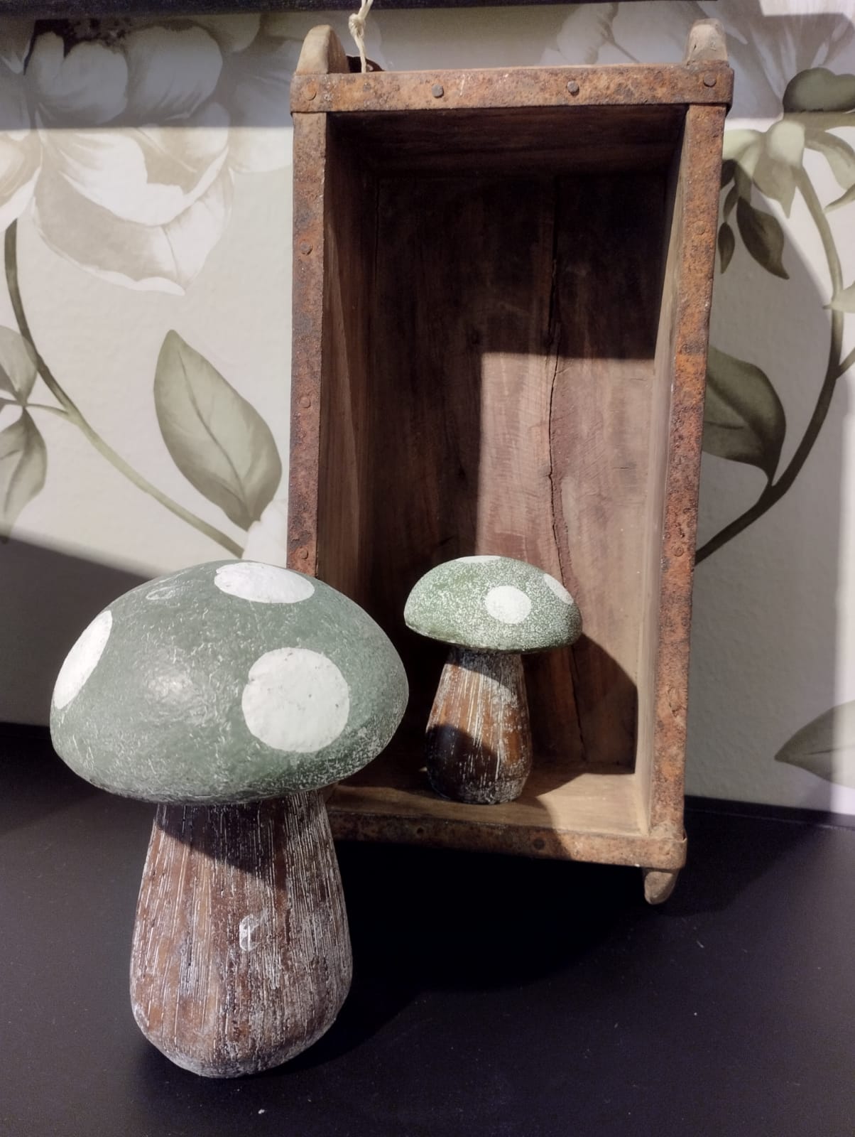 Söt svamp. Perfekt att dekorera till hösten.  Storlek: H9,5cm / Ø7cm  Material: Polyresin  Färg: grön/rosa