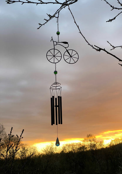 Den här vindspelen är en vacker trädgårdsdekoration som du kan hänga på ett träd, veranda, terrass, balkong eller någon annanstans. Det kommer att dekorera ditt valda utrymme på ett originellt och unikt sätt.  Mått: 20x7x80cm  Material: Metall