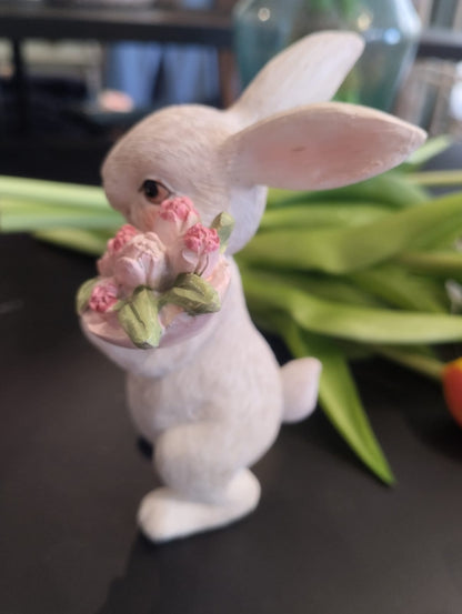 Vit Påskhare med blomsterbukett eller blomsterkorg - 12cm