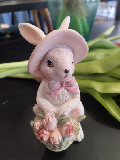 Vit Påskhare med blomsterbukett eller blomsterkorg - 12cm