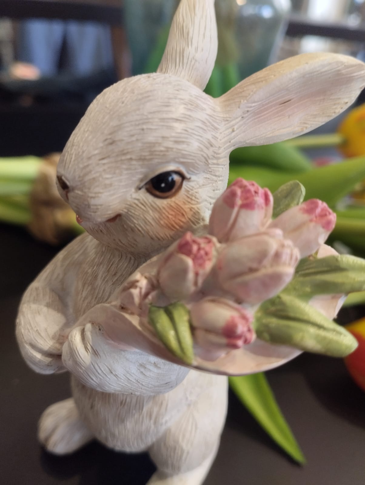 Vit Påskhare med blomsterbukett eller blomsterkorg - 12cm