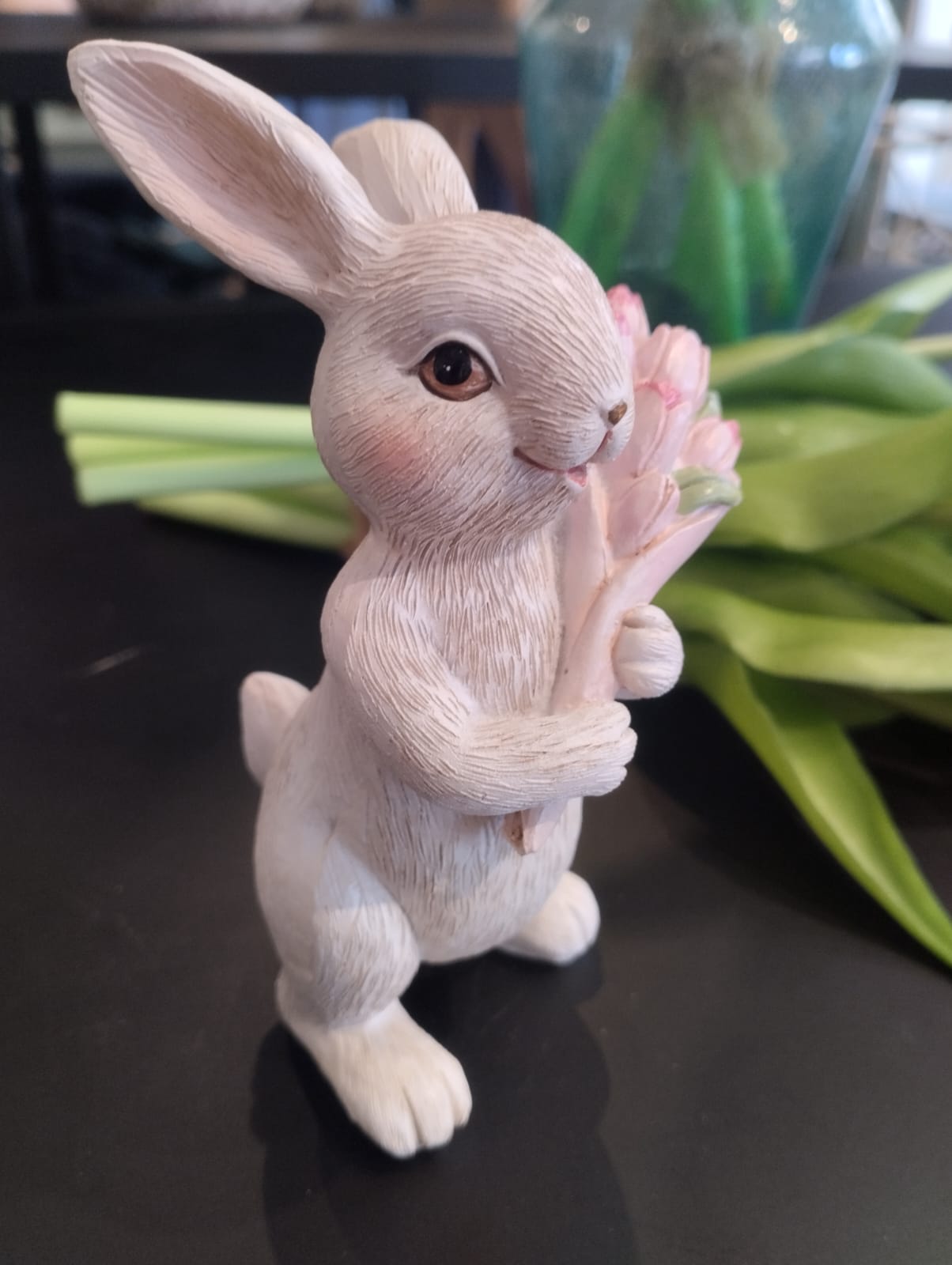 Vit Påskhare med blomsterbukett eller blomsterkorg - 12cm