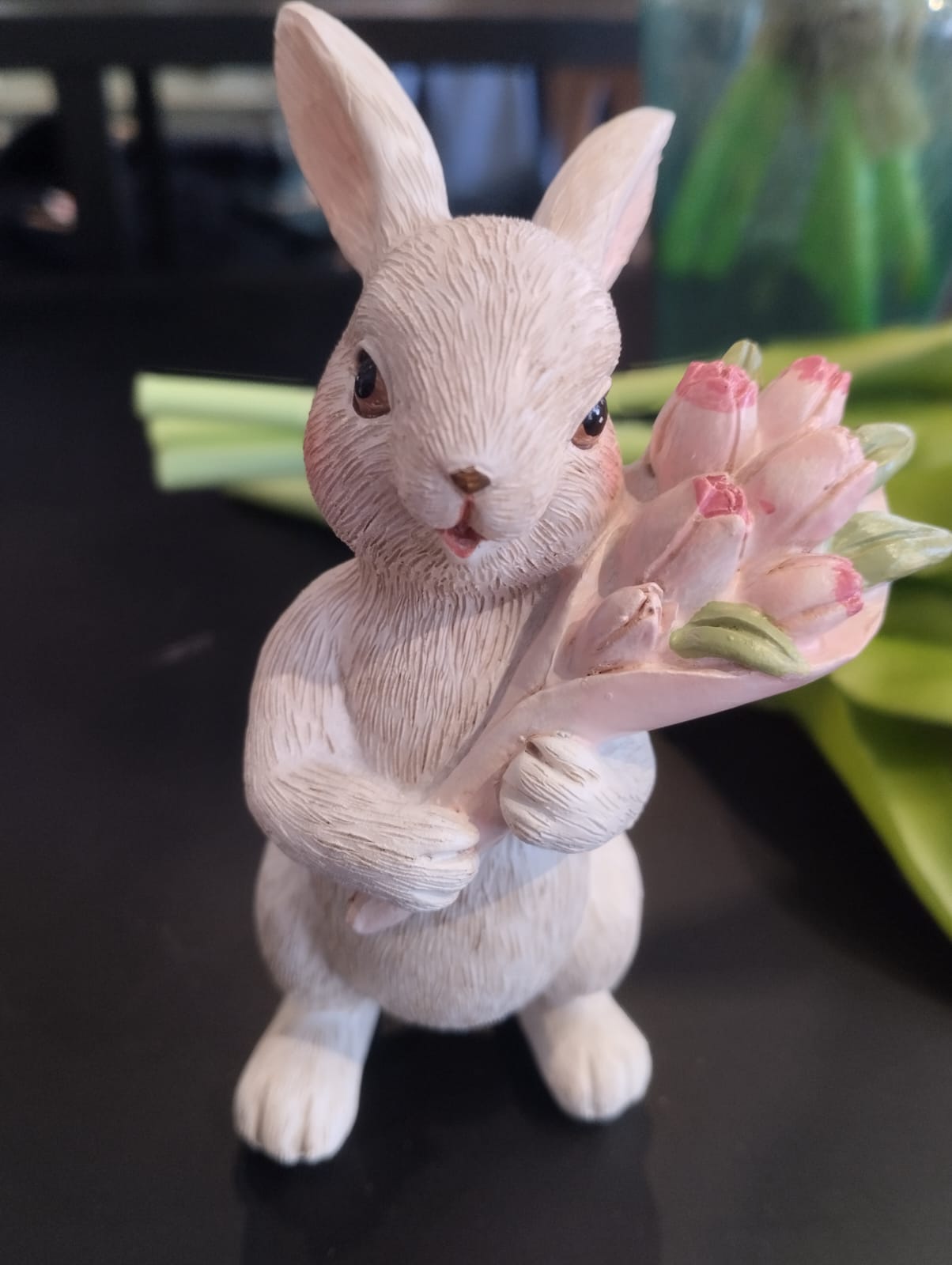 Vit Påskhare med blomsterbukett eller blomsterkorg - 12cm