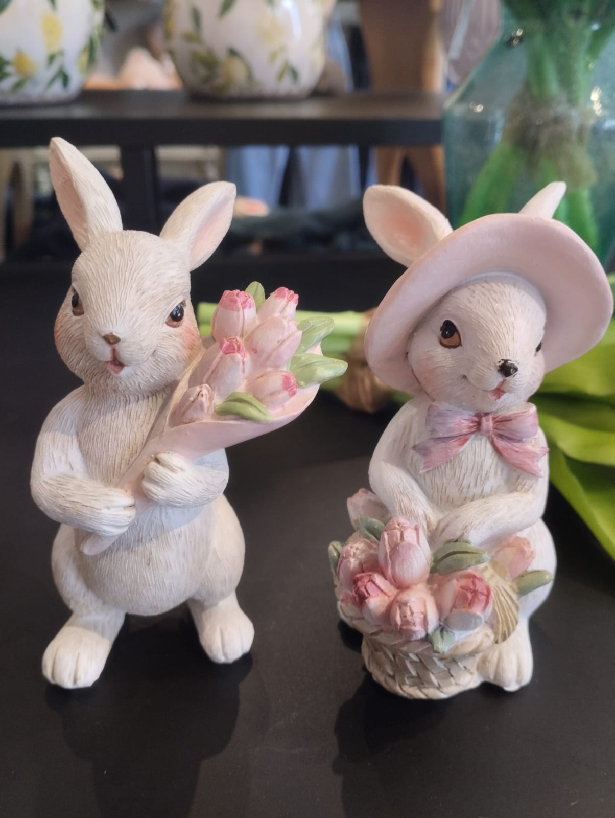 Vit Påskhare med blomsterbukett eller blomsterkorg - 12cm