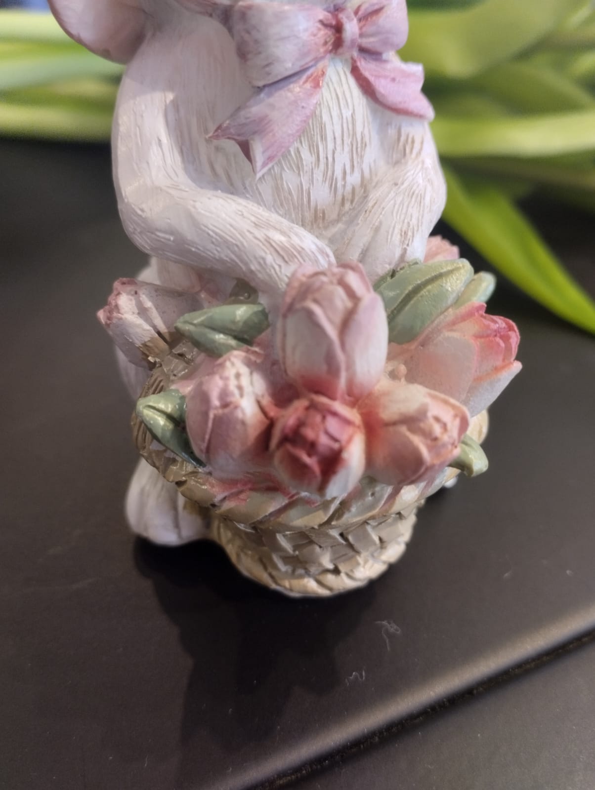 Vit Påskhare med blomsterbukett eller blomsterkorg - 12cm