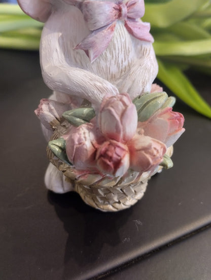 Vit Påskhare med blomsterbukett eller blomsterkorg - 12cm