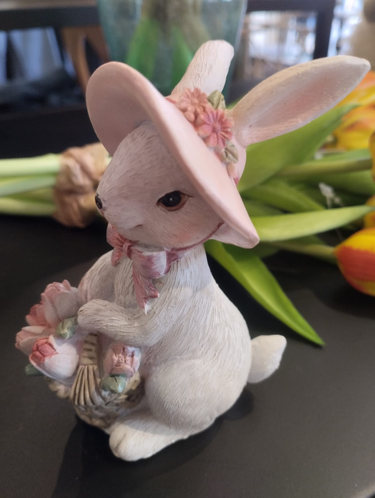 Vit Påskhare med blomsterbukett eller blomsterkorg - 12cm