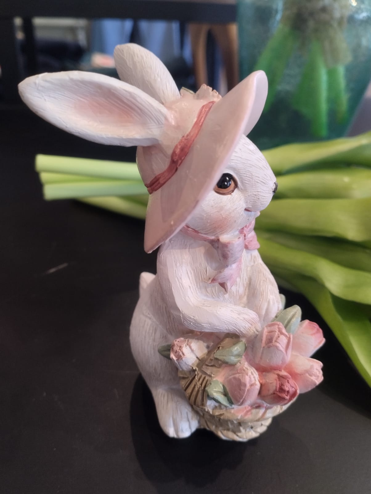 Vit Påskhare med blomsterbukett eller blomsterkorg - 12cm