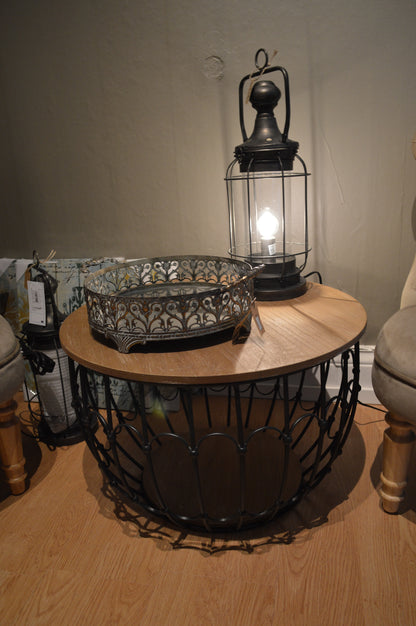 Snygga och stilrena soffbord i svartmålad järn och med trälock. Finns i 2 olika storlekar.  Storlek: H42/Ø57 cm  Material: Metall, Trä