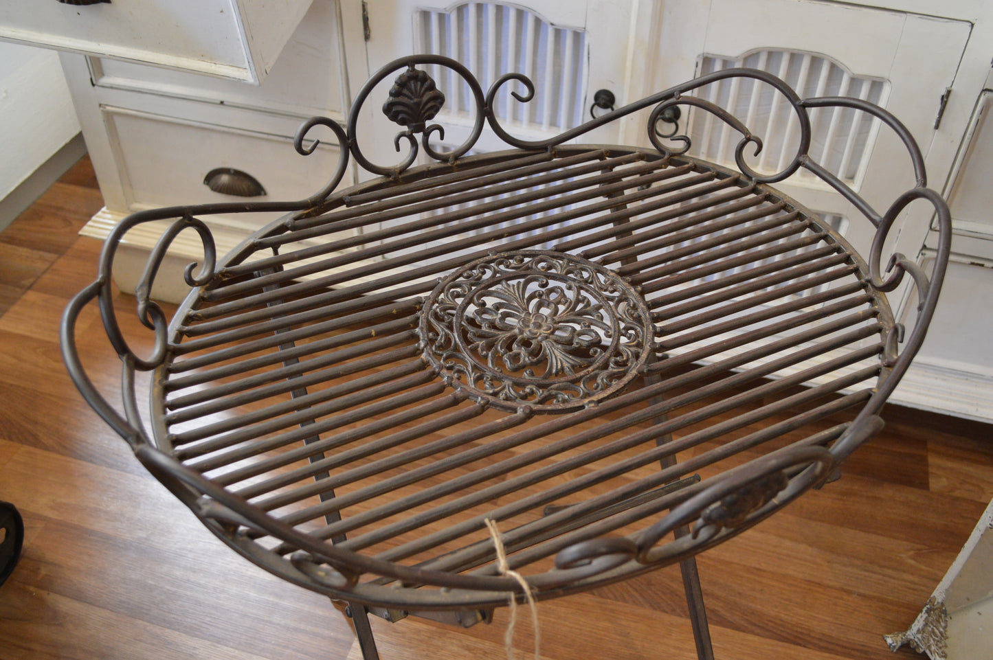 Romantisk bord i metall. Passar utmärkt i trädgården, orangeriet eller balkongen.  Material: Järn  OBS: hopfällbar  Mått: 49x63 cm, H 70cm