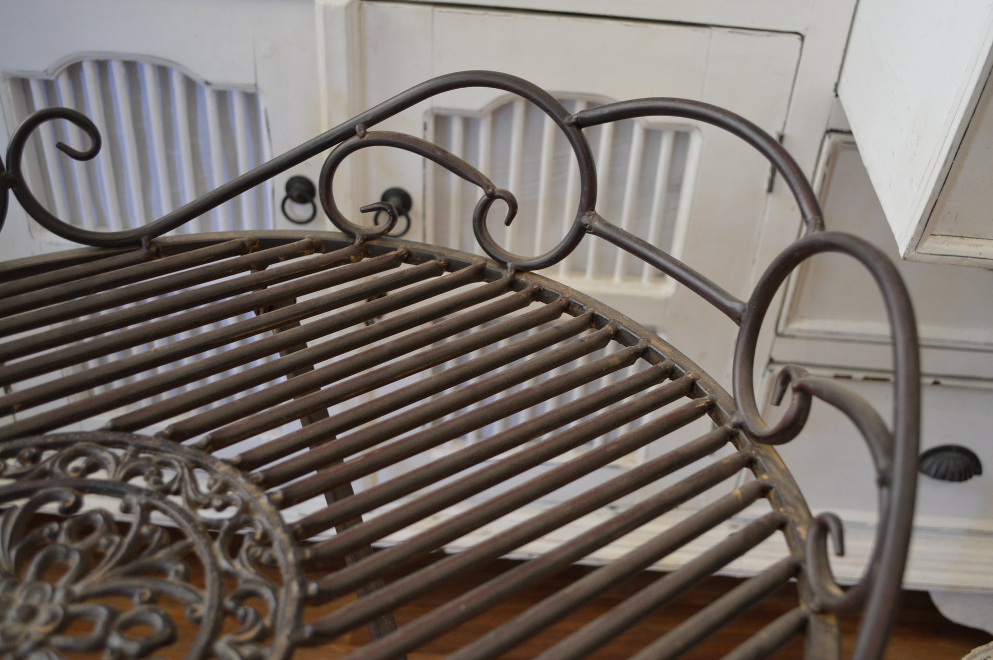 Romantisk bord i metall. Passar utmärkt i trädgården, orangeriet eller balkongen.  Material: Järn  OBS: hopfällbar  Mått: 49x63 cm, H 70cm