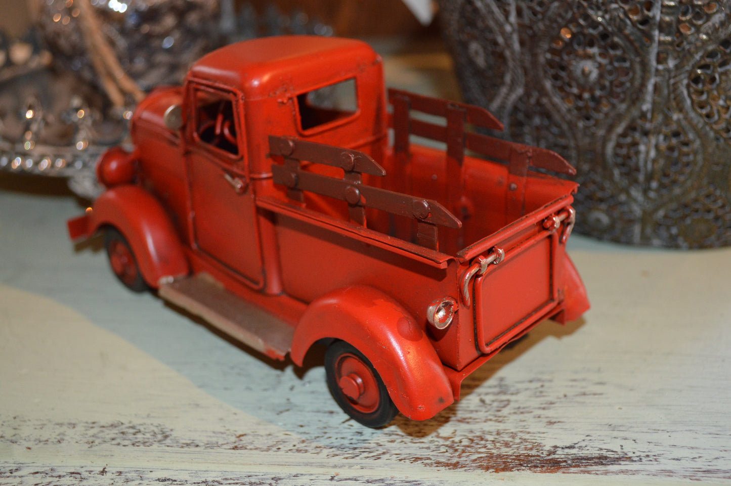 Gammaldags Pickup bilmodell som vill flytta in i ditt hem. "Old school"-modell tillverkad i metall. Fina detaljer.  Mått: H 8,5cm   B 7,5cm   L 16,5cm  Material: Metall/Plåt