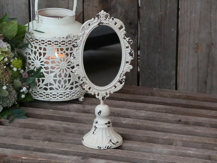 Den här vackra lilla spegeln är inte bara dekorativ utan också perfekt för smink. Spegeln utstrålar en antik charm på grund av dess åldrande utseende. Storlek: 30 x 14 x 9 cm  Material: Metall  Färg: Vit  Ytbehandling: Antikbehandling